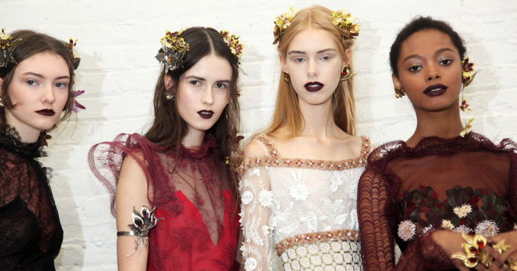 Newyorský Fashion Week opantali gotika a vysoký lesk. Pustíte ich aj do svojho outfitu?