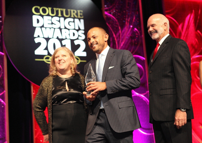 Johnny Wizman preberá cenu Couture Time Award for Innovation
