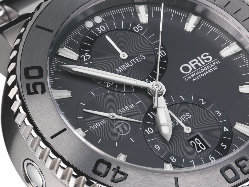 Oris Aquis Titan Chronograph, detail ciferníka