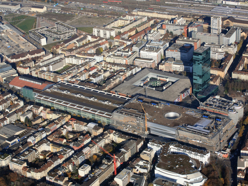 Rozostavaná hala výstaviska Messe Basel na leteckom zábere