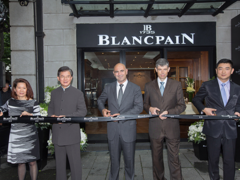 Slávnostné prestrihnutie pásky butiku značky Blancpain v Xintiandi, v strede Marc A. Hayek