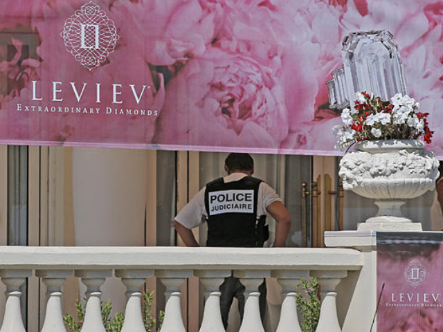 V Cannes odcuzil maskovaný muž klenoty v hodnote 102 miliónov eur, boli medzi nimi i hodinky