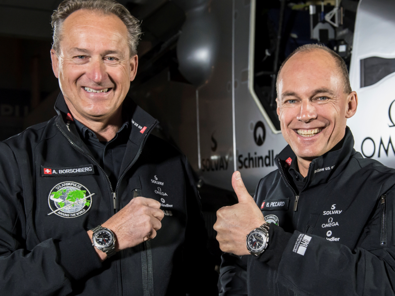 Piloti André Borschberg a Bertrand Piccard s hodinkami Omega Speedmaster Skywalker X-33 na zápästíg-bertrand-piccard