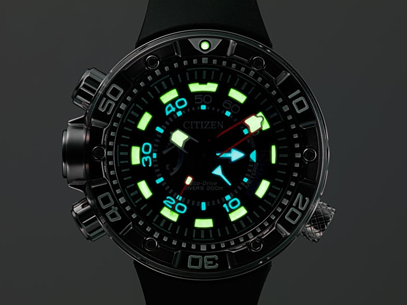 Luminiscencia hodiniek Citizen Promaster Marine Eco-Drive Aqualand