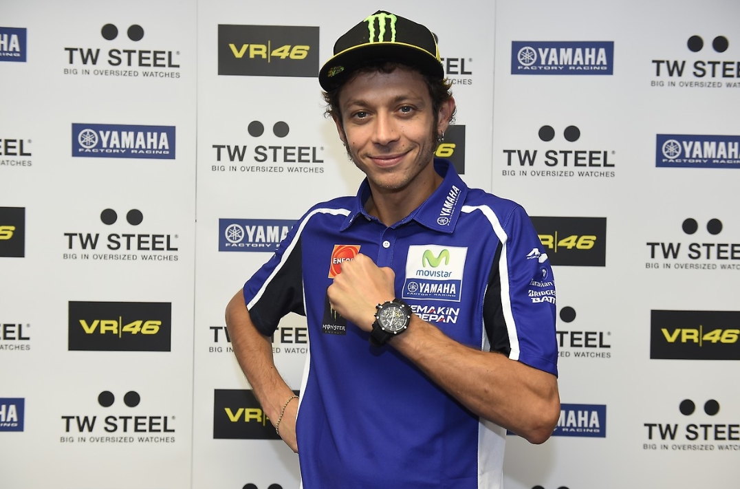 Valentino Rossi na zápästí s chronografom z kolekcie TW Steel VR46 / Yamaha Factory Racing