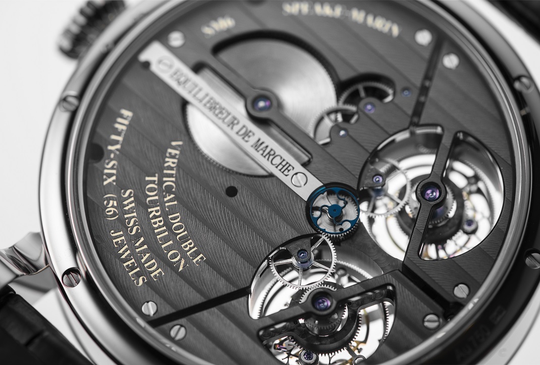 Speake-Marin Black Magister Vertical Double Tourbillon, zadná strana hodiniek s viditeľnou prevodom „EQUILIBREUR DE MARCHE“