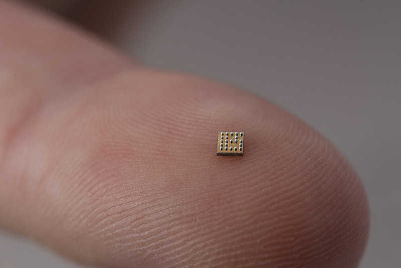 Najmenší bluetooth čip na ukazováku Nica Hayeka