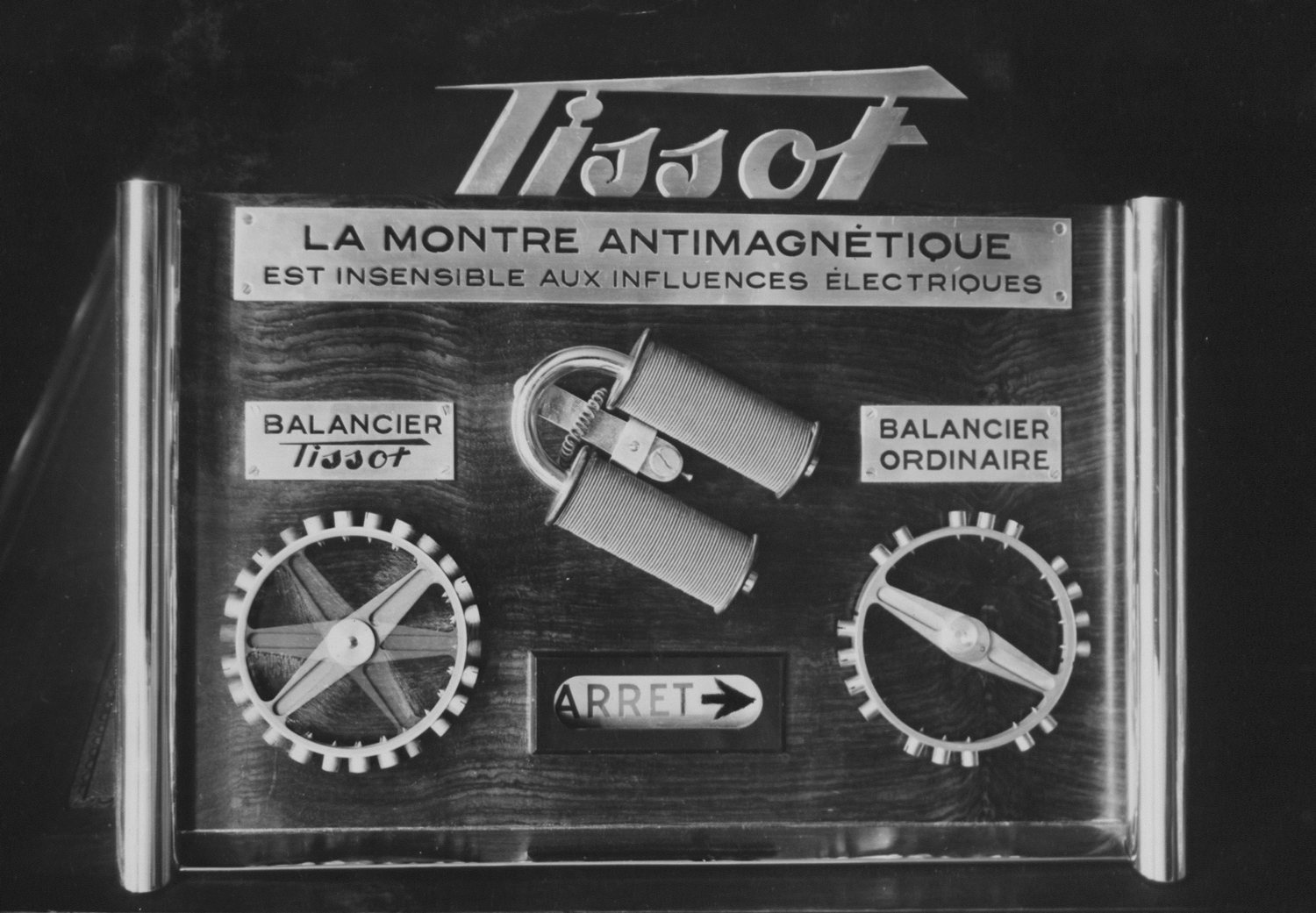 Displej z 30. rokov minulého storočia s ukážkou antimagnetických vlastnosti hodiniek Tissot Antimagnétique