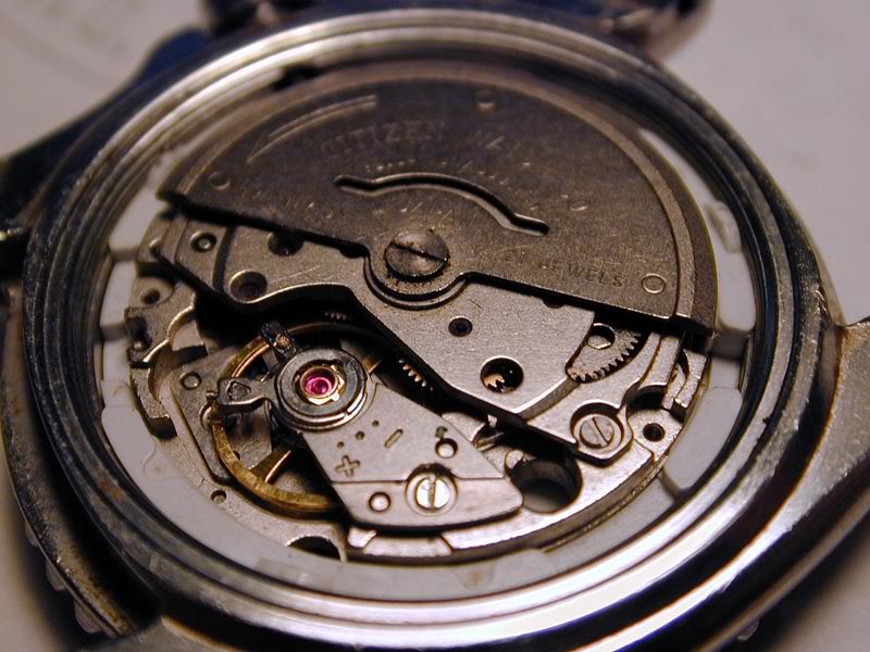 Предоставете почистването на механизъма на часовника на часовникар 